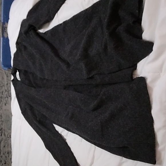 R label sweater - Picture 1 of 2